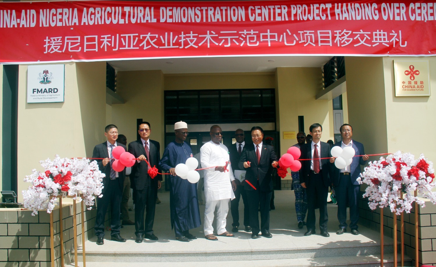 12月6日，在尼日利亚首都阿布贾，受邀嘉宾在中国援建的尼日利亚农业技术示范中心项目移交仪式上剪彩。.JPG