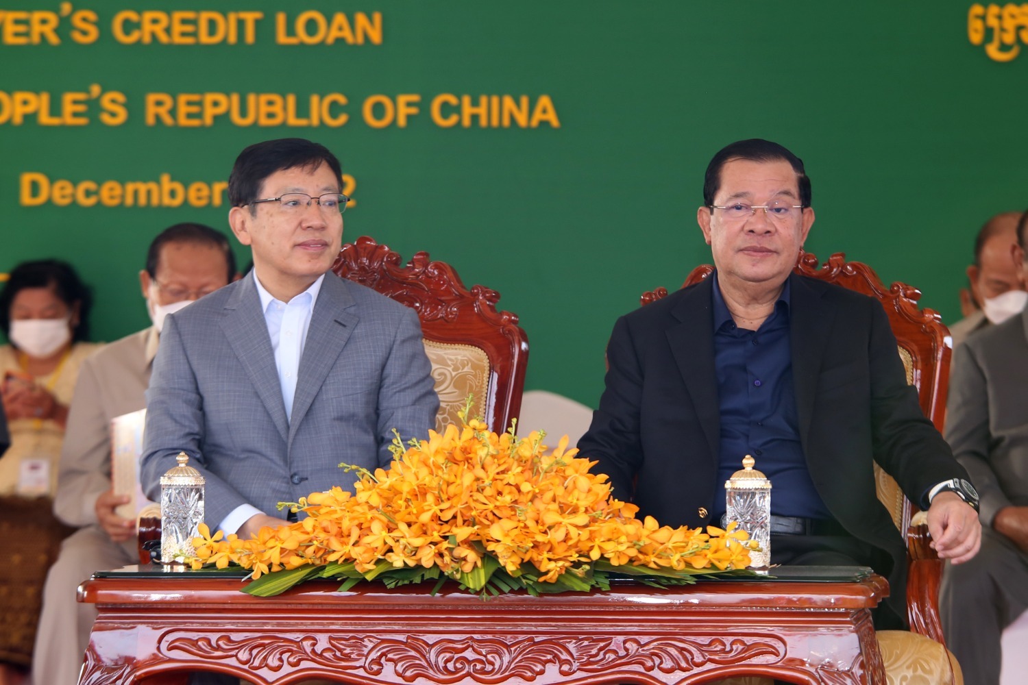 12月26日，柬埔寨首相洪森（右）和中国驻柬大使王文天（左）在磅士卑省出席开工典礼。.jpg