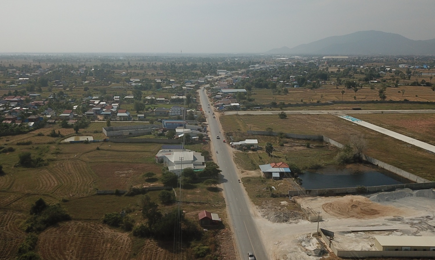 这是12月26日拍摄的柬埔寨磅士卑省境内的41号公路（无人机照片）。1.jpg