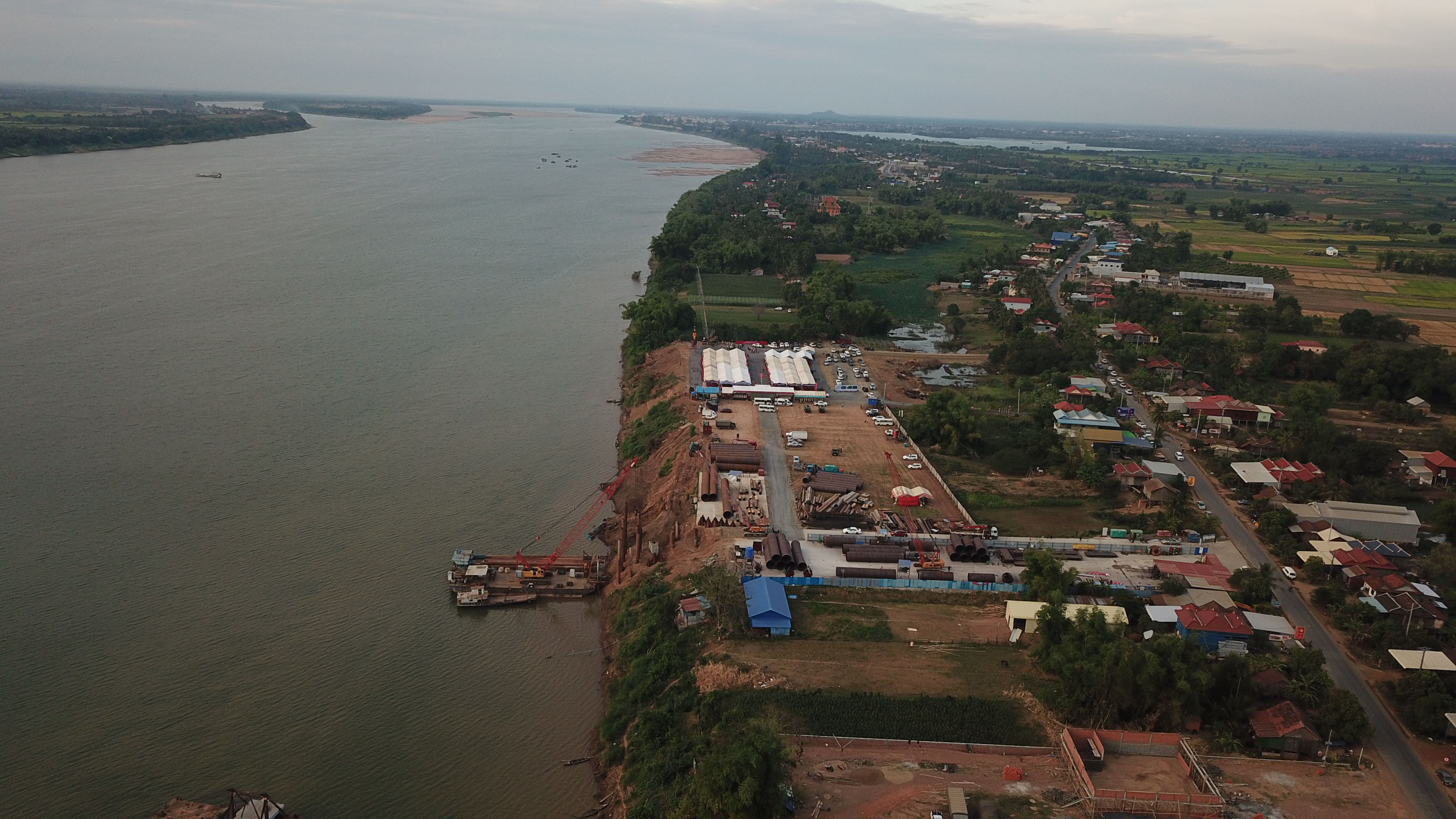 这是1月1日在柬埔寨桔井市拍摄的中企承建大桥工地（无人机照片）。.jpg