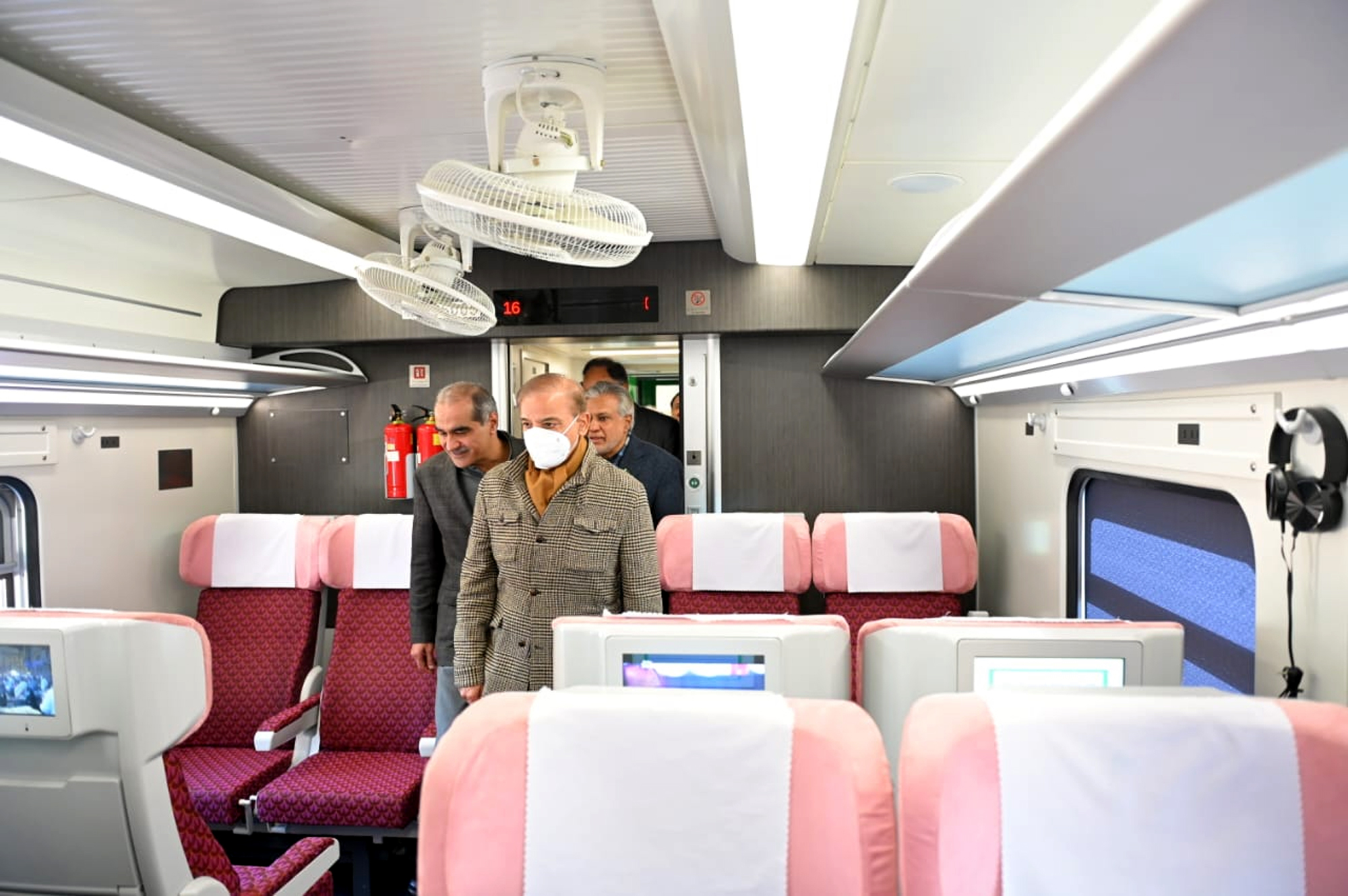 1月27日，在巴基斯坦伊斯兰堡，巴基斯坦总理夏巴兹（前）视察从中国进口的铁路客车。.jpg
