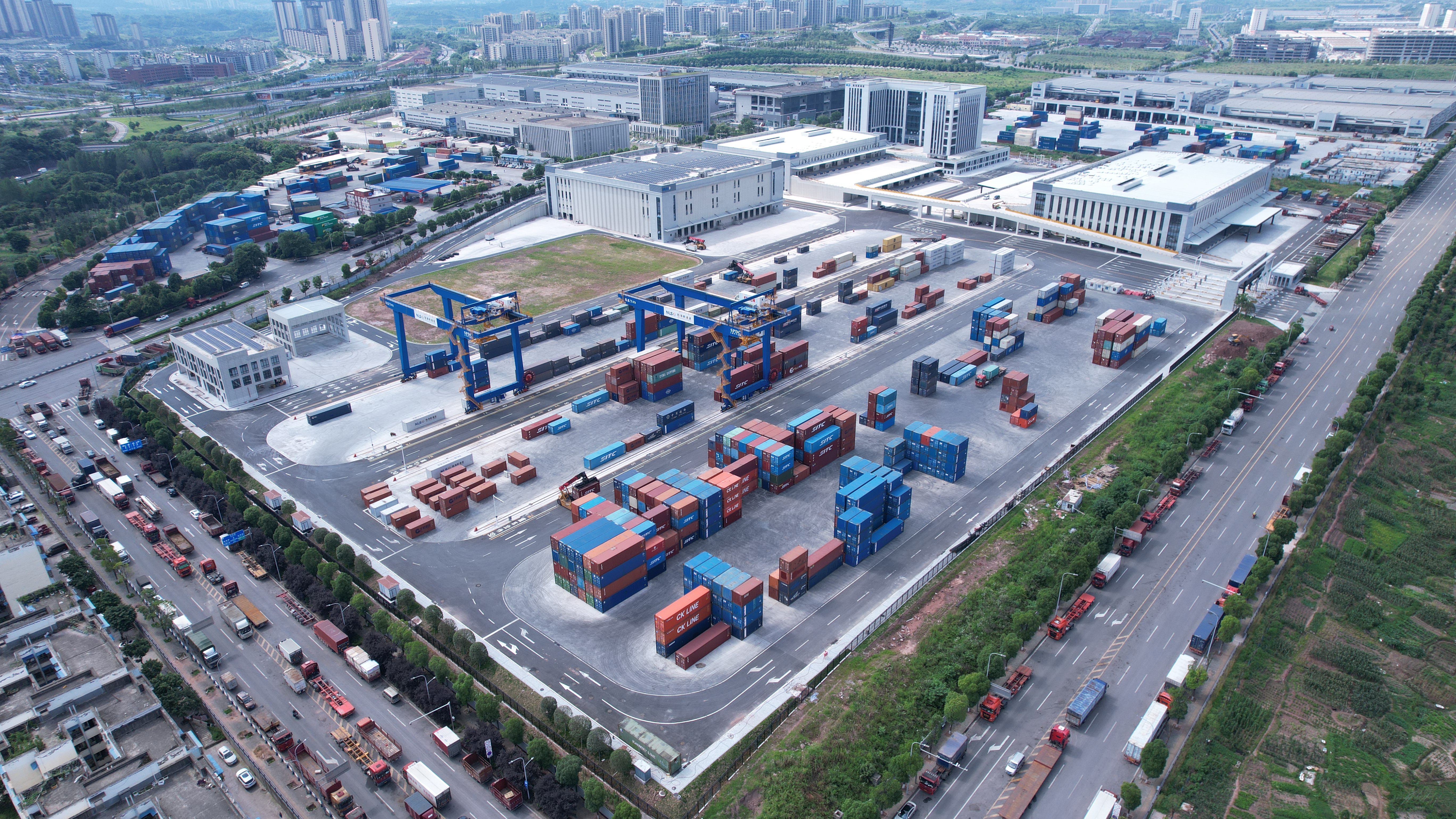 2023年7月，重庆国际物流枢纽园区“两站一港”重要组成的陆海新通道重庆无水港正式投用.jpg