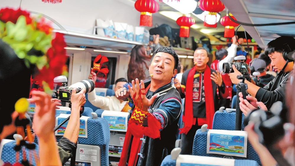 中老铁路列车上演精彩“跨国春晚”