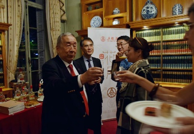 中国白酒香飘巴黎 五粮液亮相巴黎中国文化中心  