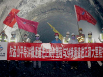 防疫生产两不误 中老铁路拉孟山隧道工程获重大进展