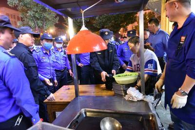 安徽庐江：保障市容，让夜市“靓”起来