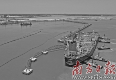 中科炼化项目第一船原油“入手”项目位于湛江东海岛，一期总投资400多亿元