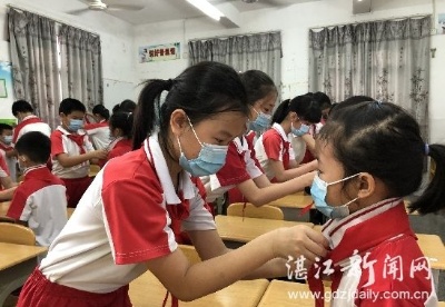 广东湛江六小举行一年级新队员入队仪式，争做新时代好少年