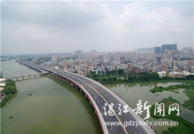 广东吴川滨江路“画”出美丽曲线
