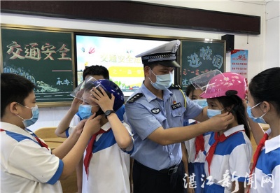 “一盔一带”宣传进校园