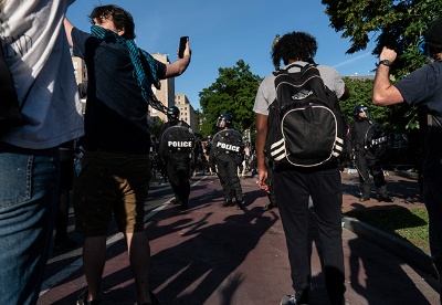 美国陷入三重危机：警察暴行、抗议和流行病