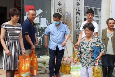安徽固镇：无偿米面送到家   真情温暖贫困户