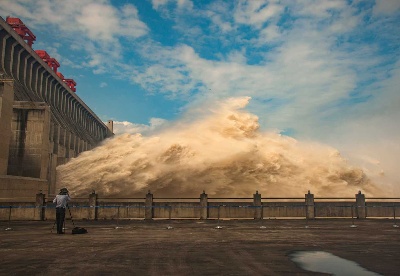 三峡大坝接受洪水挑战