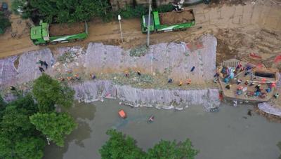 合肥蜀山区南淝河五里墩段火速建起300米“安全线”
