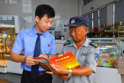 安徽淮北杜集区检察院干警走上街头宣传民法典