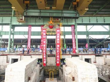 湛钢三高炉系统热轧工程精轧牌坊吊装就位