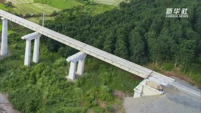 中老铁路展雄姿