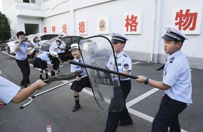 安徽滁州交警开展“小交警”进警营暑期体验活动