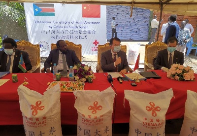 蔡森明参赞陪同华宁大使出席援南苏丹紧急粮食援助项目交接仪式