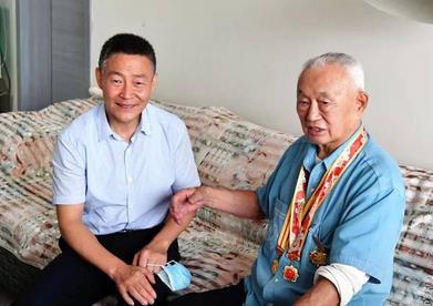 斯泽夫走访慰问抗战离休干部