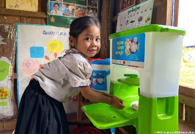 邬国权参赞出席为柬埔寨社区幼儿园安全复课提供卫生和学习用品移交仪式