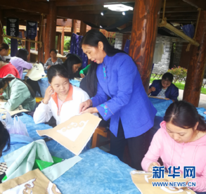 匠心传承让布依族服饰走出国门