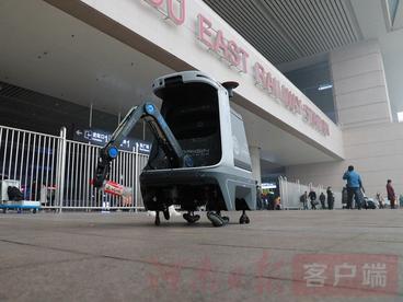 全国首例！“郑州造”城市管养机器人亮相高铁站