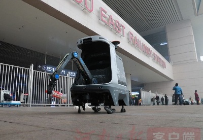 全国首例！“郑州造”城市管养机器人亮相高铁站