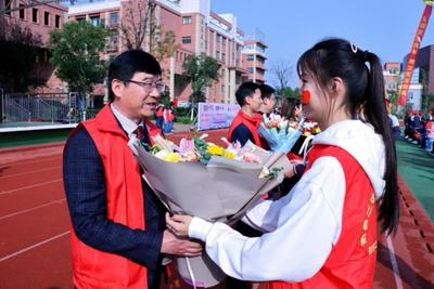 安徽泗县三中举行成人礼点亮青春梦培育爱国情
