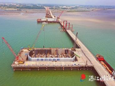湛江环城高速南三岛大桥完成主墩承台钢套箱下放