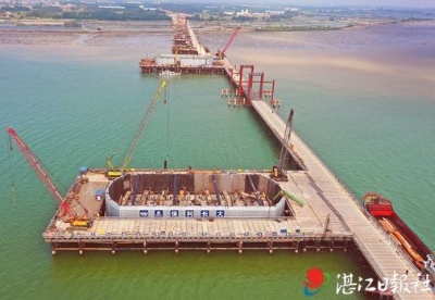 湛江环城高速南三岛大桥完成主墩承台钢套箱下放
