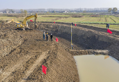 安徽肥东：河长制清淤工程掀起冬修水利热潮