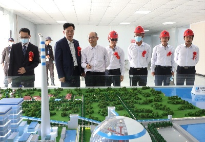 邬国权参赞出席中国华电柬埔寨西港火电项目主厂房钢架正式吊装仪式