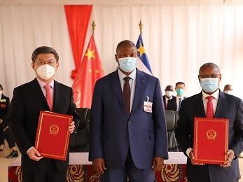中非总统向中国援中非第17批医疗队授勋