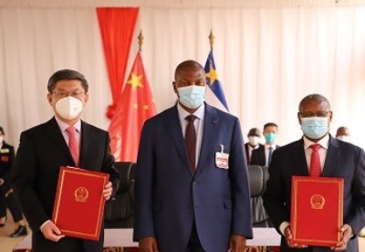 中非总统向中国援中非第17批医疗队授勋