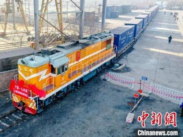 宁夏开启多式联运“新模式” 首列粉煤灰班列发往几内亚