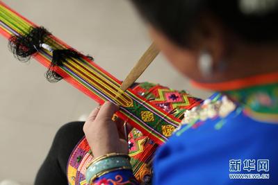 易地扶贫安置点 赶制新衣迎新年