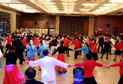 安徽泗县：老年体协健身交谊舞协会百人共舞迎新年