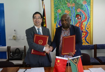 周海成大使代表中国政府向瓦努阿图政府防控疫情提供援款