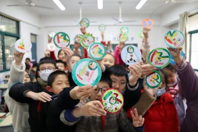 安徽芜湖：小学生废旧光盘上“学安全”