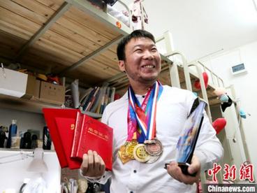 哈萨克斯坦中医留学生家乡当“郎中”受“青睐”
