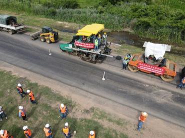 中方承建玻利维亚圣特公路2标段完成路面铺设