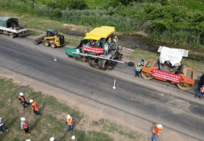 中方承建玻利维亚圣特公路2标段完成路面铺设