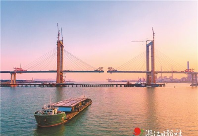 调顺跨海大桥钢箱梁运抵现场静待合龙