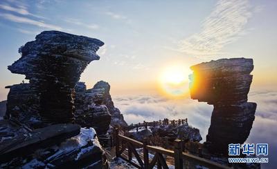 梵净山现夕阳云海景观