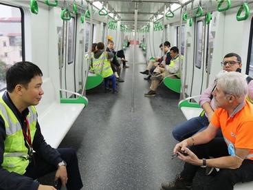 越南多家地铁管建单位考察河内轻轨