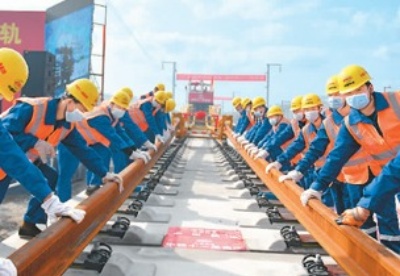 中国首条民营控股高铁开始全线铺轨