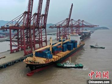 浙江舟山港域货物吞吐量累计超9300万吨