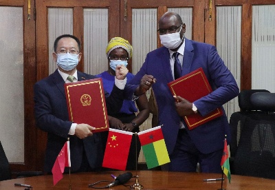 驻几内亚比绍大使郭策出席中几比两国政府经济技术合作协定签字仪式