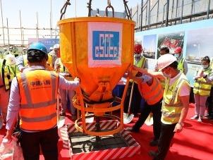 中企承建埃及CBD项目10栋办公楼完成封顶